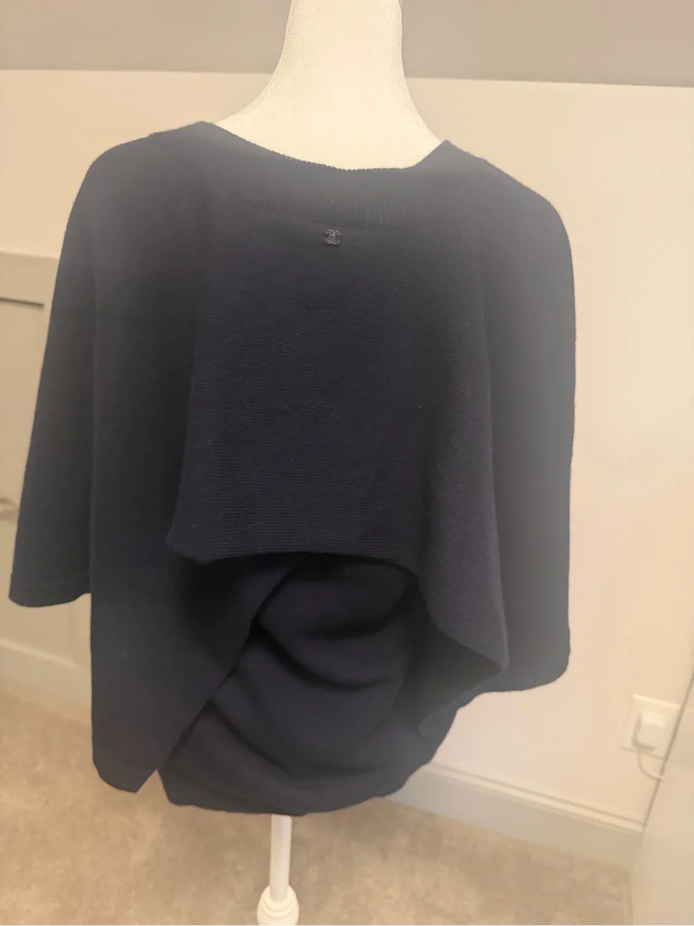 Chanel 100% Cashmere Navy Blue Cape Sleeve V-Neck Top Sweater Size 38 P42913